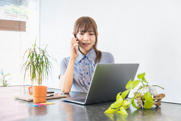 リモートワークをする女性