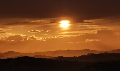 hdr Sole luminoso al tramonto sopra i monti e le colline