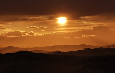 hdr Sole luminoso al tramonto sopra i monti e le colline