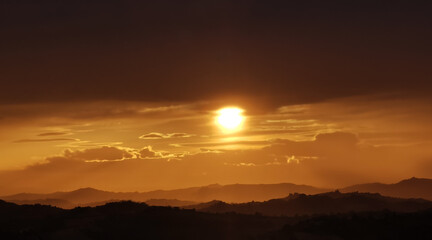hdr Sole luminoso al tramonto sopra i monti e le colline