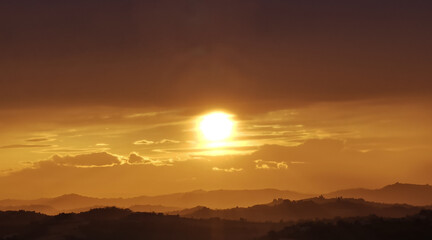 hdr Sole luminoso al tramonto sopra i monti e le colline
