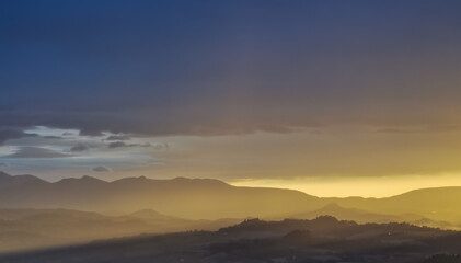 hdr Un mare di luce inonda le montagne fra la nebbia al tramonto