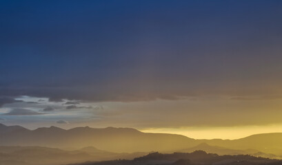 hdr Un mare di luce inonda le montagne fra la nebbia al tramonto