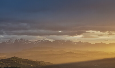 hdr Un mare di luce inonda le montagne fra la nebbia al tramonto