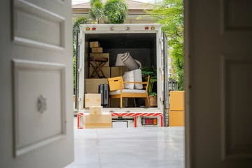 die Rückseite eines Lastwagens, der Waren transportiert, die umziehen © tapui