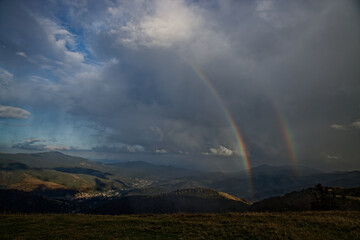 arc en ciel sur la montagne