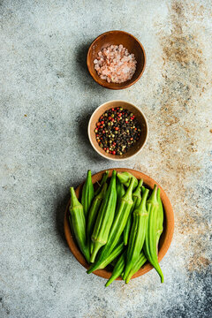 Raw okra and pepper in the bowls