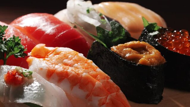 箸で寿司を食べる