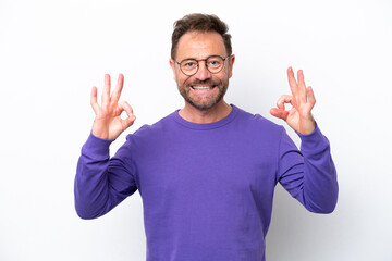 Naklejka premium Middle age caucasian man isolated on white background showing ok sign with two hands