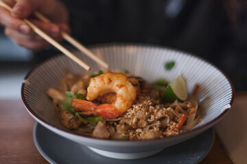 Nasi Goreng
Arroz jazmín salteado con gambón, verduras frescas y pollo al Wok. 