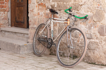 Bicicleta esperando en la entrada de una casa del pueblo