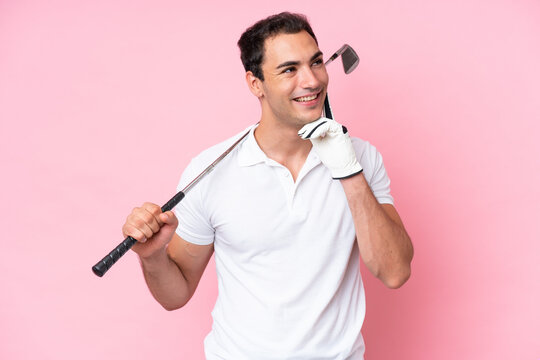 Young golfer player man isolated on pink background thinking an idea while looking up