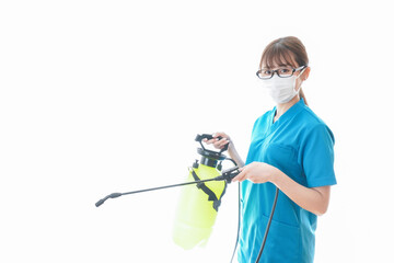 消毒液の噴霧をする医療従事者