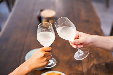 乾杯するカップル・夫婦のイメージ写真 