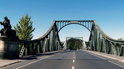Brücke der Spione - Auf der Glienicker Brücke zwischen West-Berlin und Postdam. Berliner und Königstraße, Bundesstraße 1 mit Blick auf Schmuck auf den Brückenpfosten