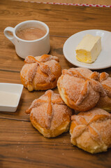 Pan de muerto, chocolate y mantequilla