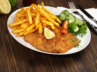 Schnitzel mit Pommes Frites und Gurkensalat