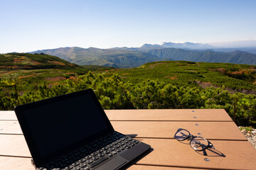 ワーケーション イメージ　北海道 大雪山 旭岳にて　remote working at autumn highland resort (mt.Asahidake,Hokkaido,Japan)