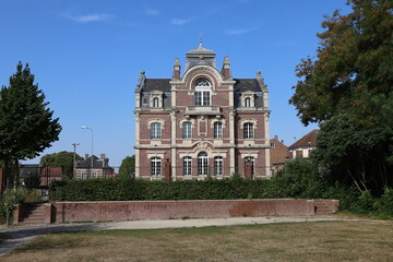 Obraz premium Bâtiment typique, vue de l'extérieur, ville de Montdidier, département de la Somme, France