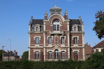 Fototapeta na wymiar Bâtiment typique, vue de l'extérieur, ville de Montdidier, département de la Somme, France