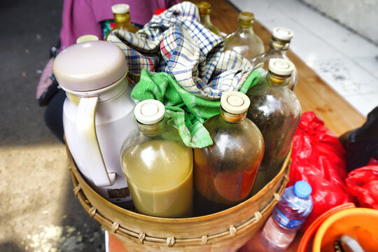 Herbal medicine basket, a place to put bottles containing various herbal drinks