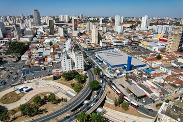 Fototapeta na wymiar Vista aérea dos prédios e casas da região central da cidade de Campinas, localizada no interior do estado de São Paulo. 