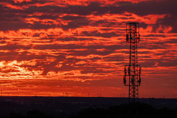 Płonący zachód słońca z wieżą radiową