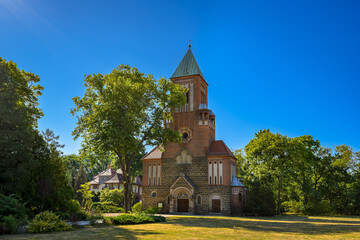 Nordfassade mit dem Hauptportal der mächtigen St. Antonius-Basilika in Eichwalde
