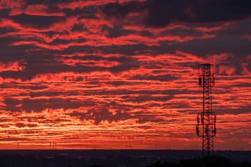 Fototapeta Płonący zachód słońca z wieżą radiową obraz
