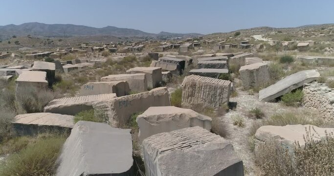 Grandes bloques de piedra de cantera abandonada dispersas en el desierto