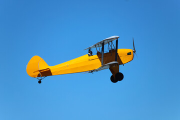 avion vintage en vol © natgi