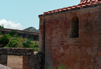 Obraz premium details of old fortress , high walls, arch windows