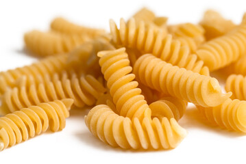 Fusilli, pasta tradizionale italiana cruda isolata su fondo bianco