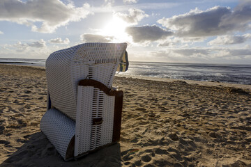 Weißer Strandkorb am Nordseestrand bei Cuxhaven
