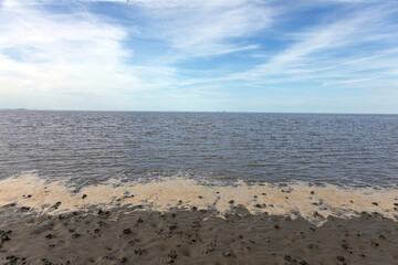 Die Flut kommt am Strand von Cuxhaven