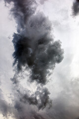 Ein Gewitter zieht auf und die Wolken kündigen schlechtes Wetter an