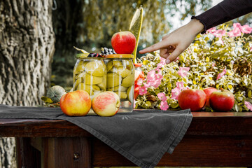 Kompot z jabłek, zaprawy owoców sezonowych, natura, naturalne przetwory z owoców, zdrowo, owocowo, naturalnie, jesienne przetwory - obrazy, fototapety, plakaty