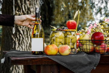 Fototapeta Wino, cydr, sok z owoców sezonowych, winobranie, butelka wina z pustą etykietą, pusta etykieta, własne wino, wino własnej produkcji, jabłkowe, przetwory z jabłek obraz