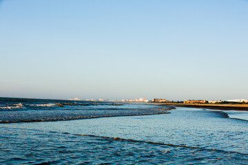 Fototapeta premium Rolling waves during golden hour at the beach