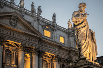 Figura na tle bazyliki św. piotra w rzymie wieczorem - obrazy, fototapety, plakaty