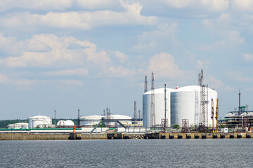Obraz premium Petrochemical refinery product tank farm at oil terminal for commercial trade fuel transport