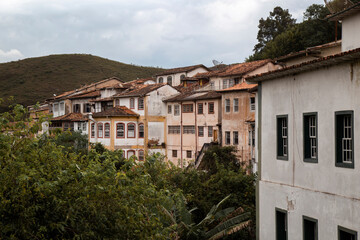 Casarões históricos do século 18 visto da Ponte dos Contos, Ouro Preto, Minas Gerais, Brasil.