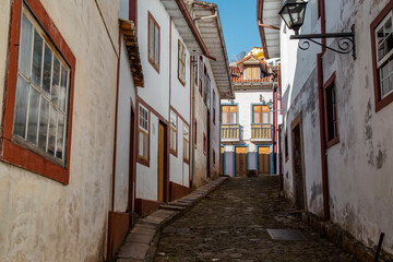 Fototapeta na wymiar Viela com casarões do século 18 na cidade de Ouro Preto, Minas Gerais, Brasil