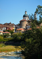 Foto della La chiesa di Nostra Signora Assunta situata a Ovada vista dal lungo Orba.