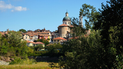 Fototapeta na wymiar Foto della La chiesa di Nostra Signora Assunta situata a Ovada vista dal lungo Orba.
