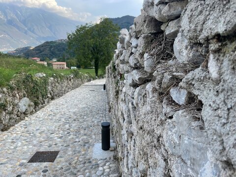 Steiniger Wanderweg in Vesio, Gardasee, Italien