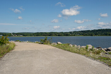 Naklejka premium Trottoir en bordure de l'eau