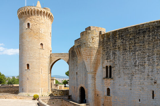 Castillo de Bellver, en Palma de Mallorca. Vista exterior de la muralla circular y la torre del homenaje, conel arco gótico que deja ver la ciudad al fondo. Mallorca, Islas Baleares, España.
