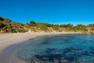 Playa de Mallorca de aguas cristalinas. Playa del Malpás (Alcudia), una cala tranquila de agua color turquesa en el norte de la isla de Mallorca.