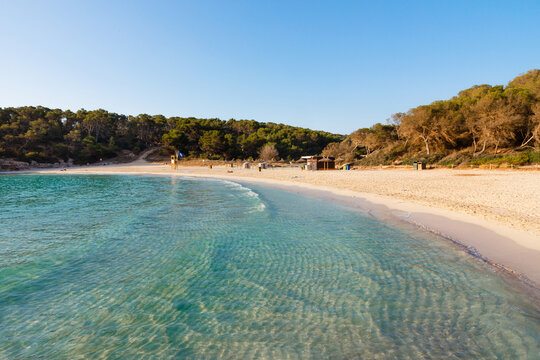 Playa de s'Amarador, en Mallorca, una playa de aguas turquesas y cristalinas dentro del Parque Natural de Mondrag&oacute;. Al fondo, una torre de vigilancia del socorrista. Islas Baleares, Espa&ntilde;a. 
